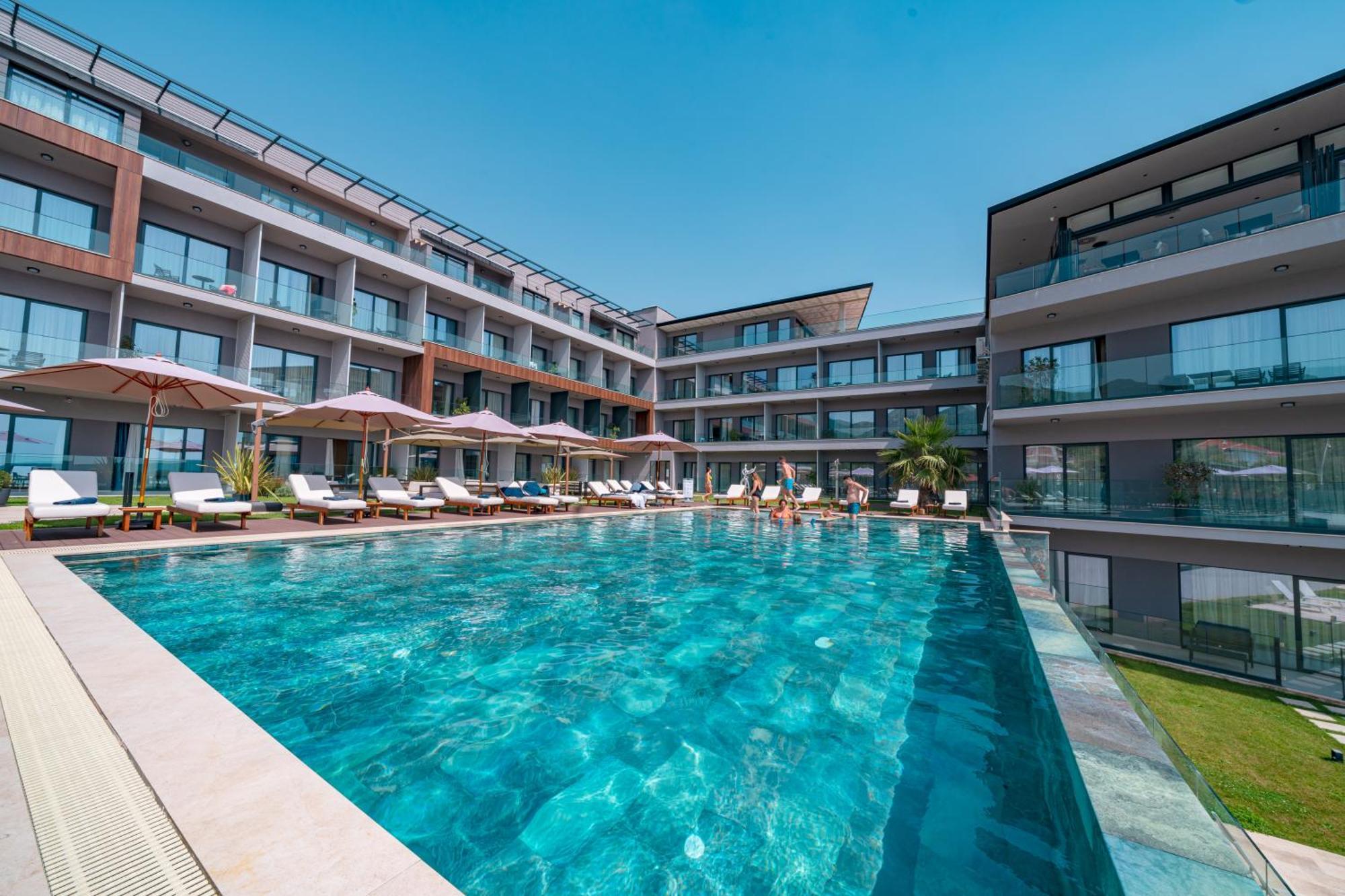Royal Blue Resort & Residences Kavač エクステリア 写真